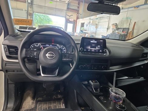 Used 2024 Nissan Rogue S AWD/4WD image 10