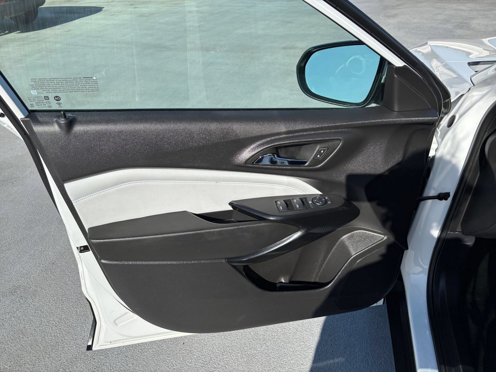 Used 2025 Chevrolet Trax LT FWD image 18