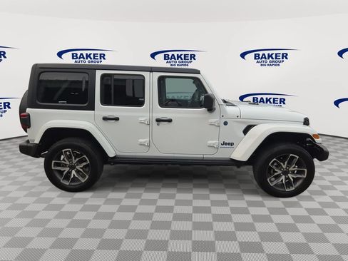 Used 2024 Jeep Wrangler Unlimited w/ Convenience Group AWD/4WD image 2