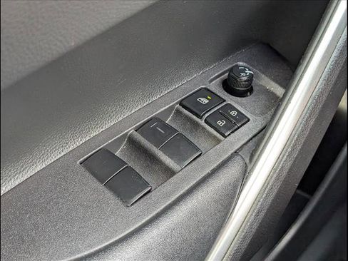 Used 2024 Toyota Corolla Cross XLE FWD image 22