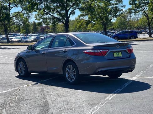 Used 2017 Toyota Camry SE FWD image 3