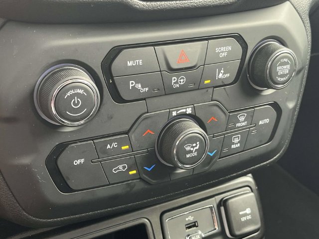 Used 2021 Jeep Renegade Latitude w/ Luxury Group I FWD image 31