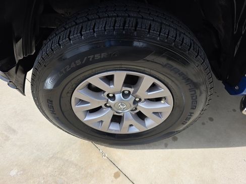 Used 2018 Toyota Tacoma SR5 RWD image 5
