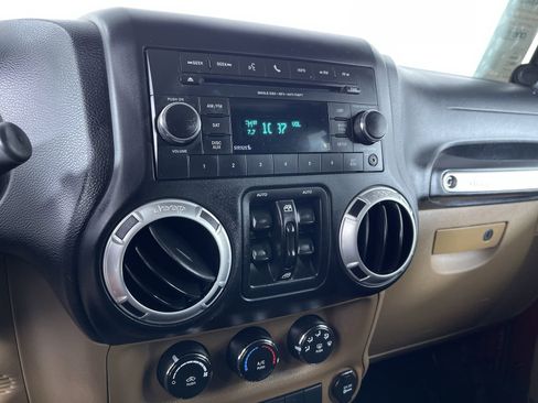 Used 2012 Jeep Wrangler Unlimited Sahara w/ Connectivity Group image 18