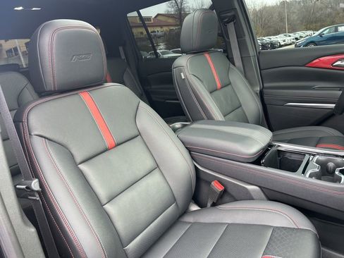 Used 2025 Chevrolet Traverse RS image 51