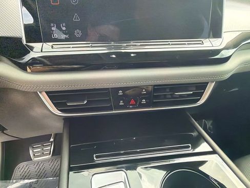 Used 2024 Volkswagen Atlas Peak Edition SEL AWD/4WD image 26