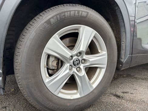 Used 2025 Toyota Highlander LE FWD image 32