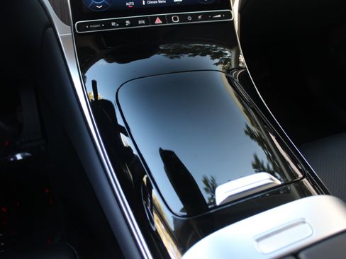 Used 2025 Mercedes-Benz GLC 350e 4MATIC image 19