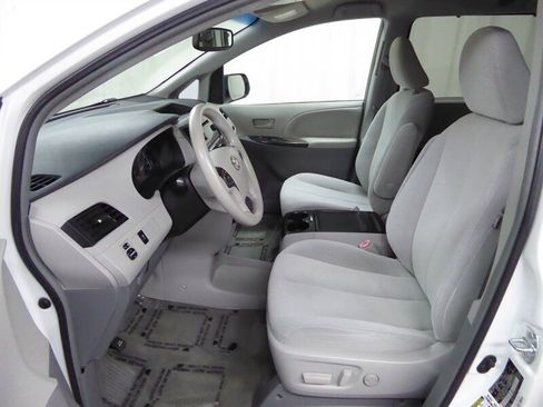 Used 2014 Toyota Sienna LE image 18