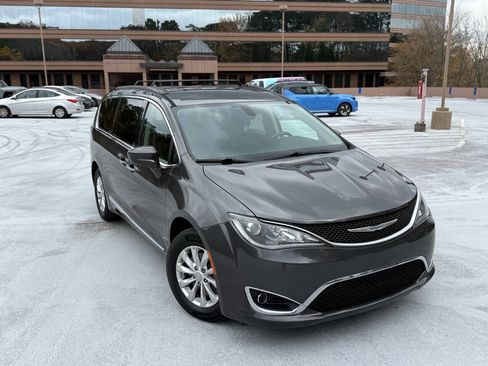 Used 2017 Chrysler Pacifica Touring-L image 7