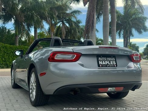 Used 2017 FIAT 124 Spider Classica RWD image 2