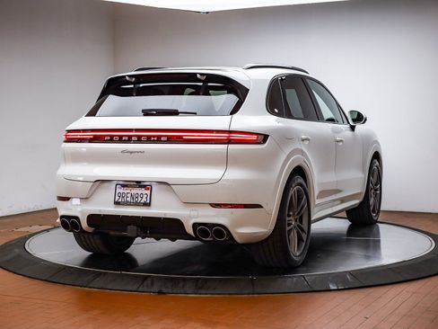 Used 2025 Porsche Cayenne image 6