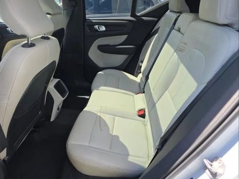 Used 2021 Volvo XC40 T4 Momentum FWD image 8