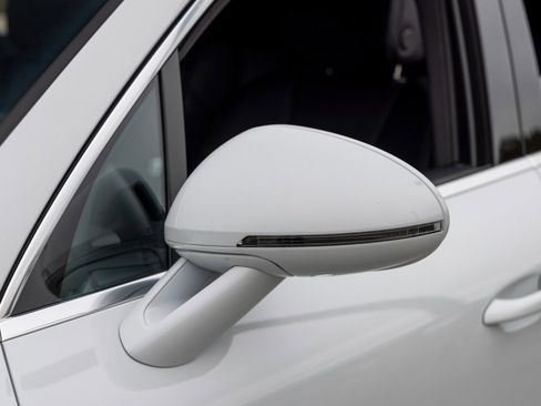 Certified 2025 Porsche Macan image 17