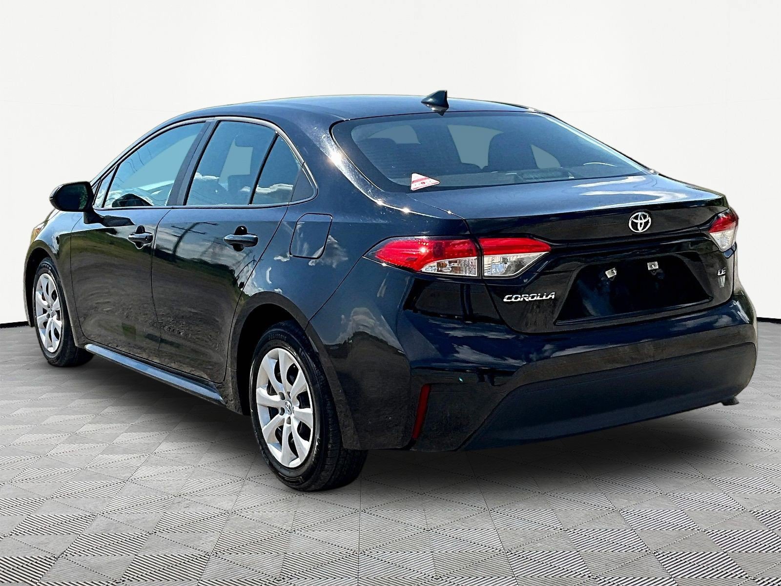 Used 2024 Toyota Corolla LE FWD image 4