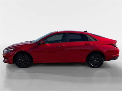 Certified 2022 Hyundai Elantra SEL w/ Convenience Package image 2