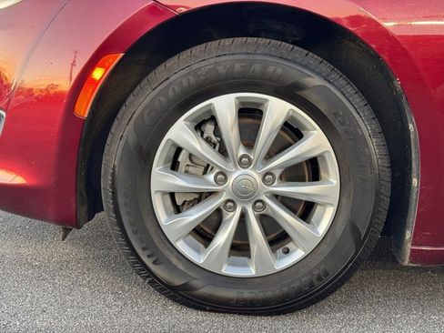 Used 2018 Chrysler Pacifica Touring-L image 9