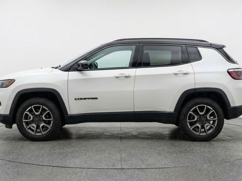 Used 2025 Jeep Compass Trailhawk AWD/4WD image 5