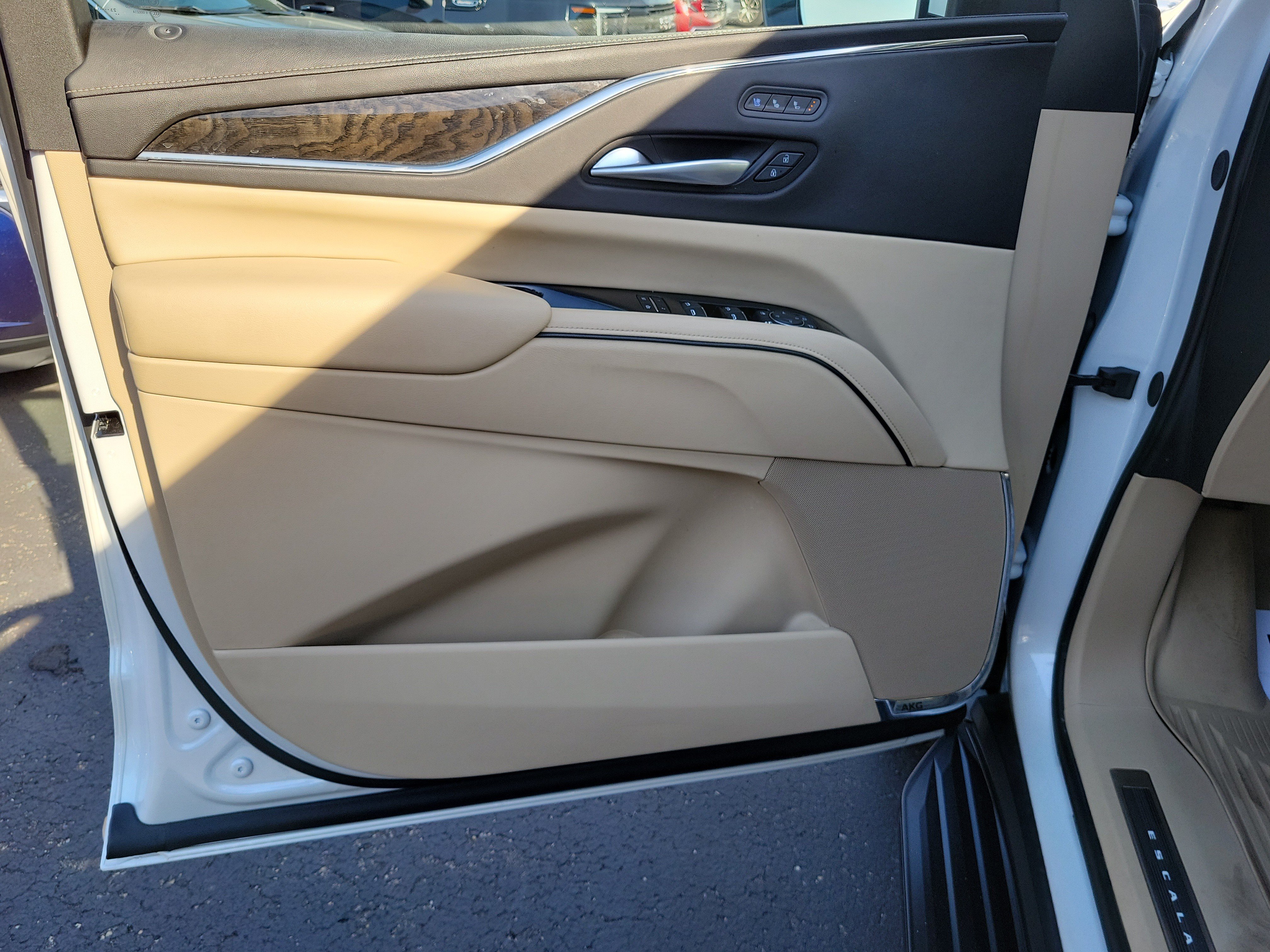 Used 2023 Cadillac Escalade Premium Luxury w/ Performance Package AWD/4WD image 20