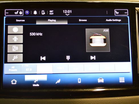Used 2023 Chrysler Pacifica Touring-L FWD image 27