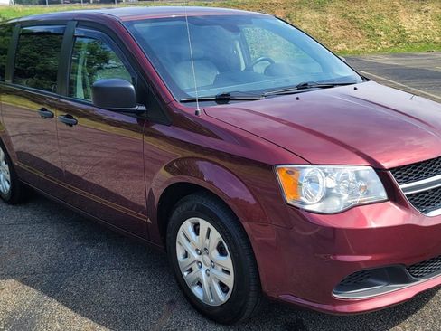 Used 2019 Dodge Grand Caravan SE w/ UConnect Hands-Free Group FWD image 3