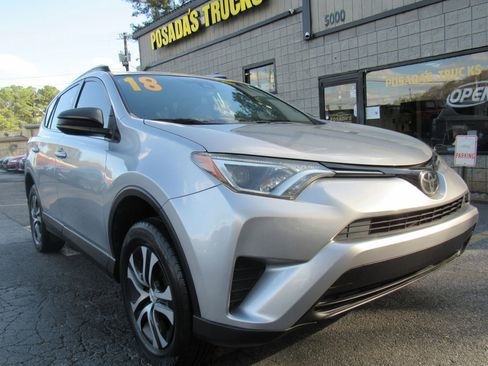 Used 2018 Toyota RAV4 LE image 1