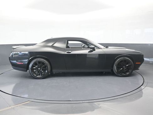 Used 2019 Dodge Challenger SXT image 7