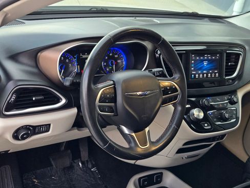 Used 2018 Chrysler Pacifica Touring-L image 11