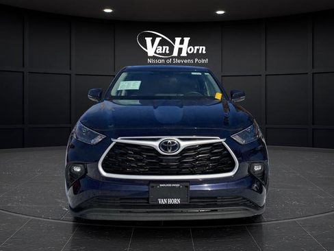 Used 2023 Toyota Highlander LE FWD image 3