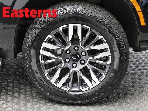 Used 2025 Chevrolet Suburban Z71 image 34