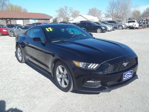 Used 2017 Ford Mustang Coupe image 3