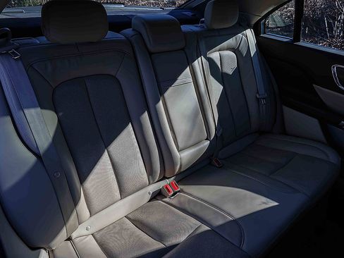 Used 2018 Lincoln Continental Reserve image 23