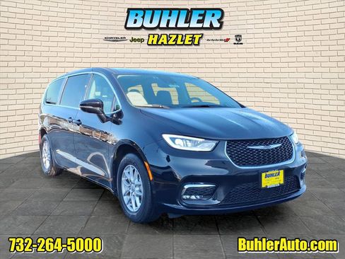 Certified 2024 Chrysler Pacifica Touring-L image 1