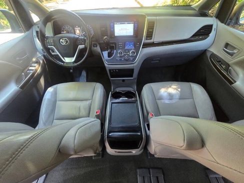 Used 2016 Toyota Sienna XLE FWD image 11