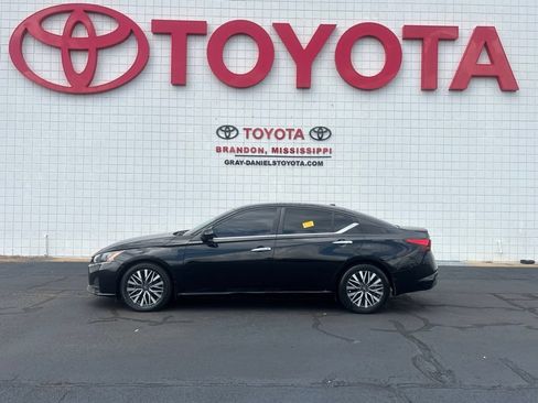 Used 2023 Nissan Altima 2.5 SV w/ SV Premium Package FWD image 5