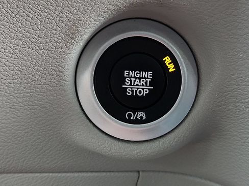Used 2024 Chrysler Pacifica Touring-L FWD image 9