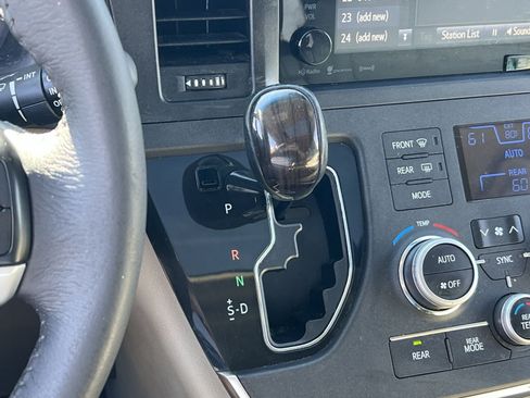 Used 2017 Toyota Sienna XLE w/ XLE Navigation Package FWD image 21