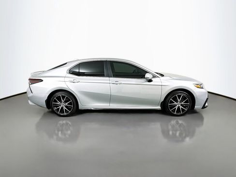 Used 2024 Toyota Camry SE image 4