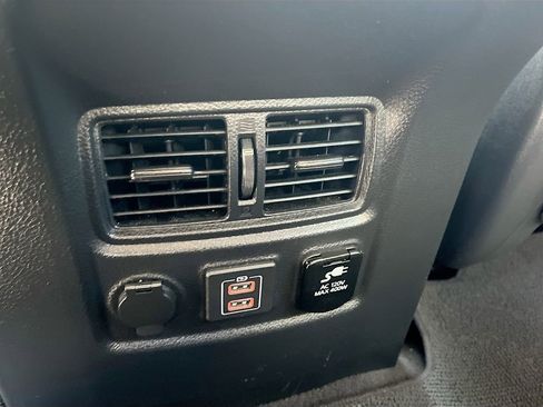 Used 2024 Nissan Titan SV w/ SV Convenience Package image 25