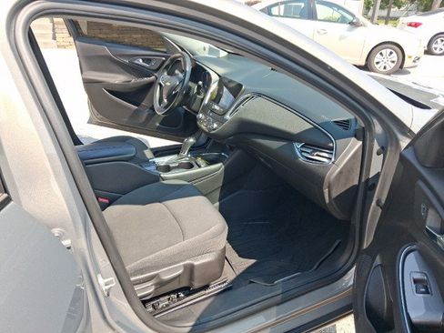 Used 2017 Chevrolet Malibu LT FWD image 15