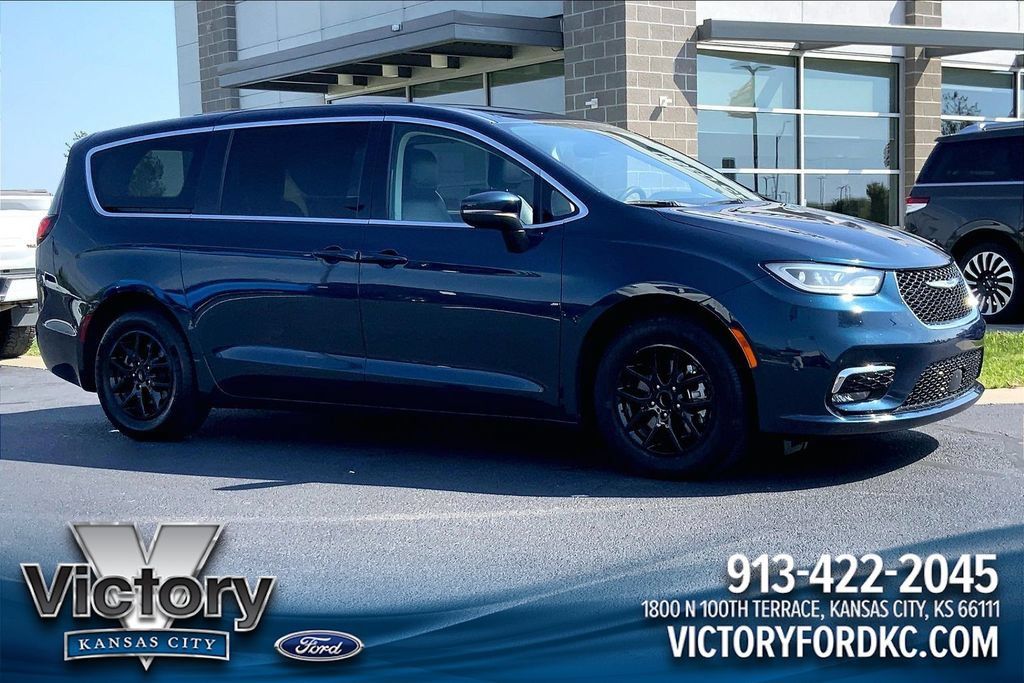 Used 2023 Chrysler Pacifica Touring-L FWD image 1