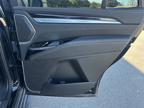 Certified 2025 Cadillac Escalade Premium Luxury image 31