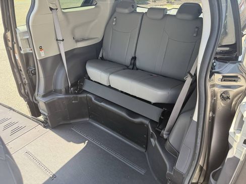 Used 2024 Toyota Sienna XLE w/ XLE Plus Package FWD image 14