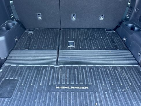 Used 2025 Toyota Highlander LE image 17