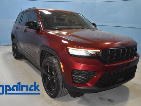 Used 2023 Jeep Grand Cherokee Altitude AWD/4WD image 1