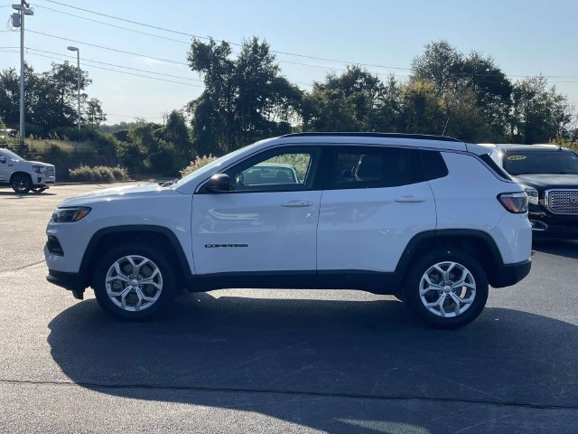 Used 2024 Jeep Compass Latitude AWD/4WD image 4