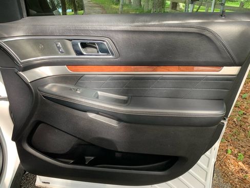 Used 2018 Ford Explorer Platinum image 14