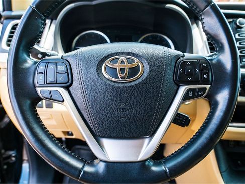 Used 2018 Toyota Highlander Limited FWD image 13