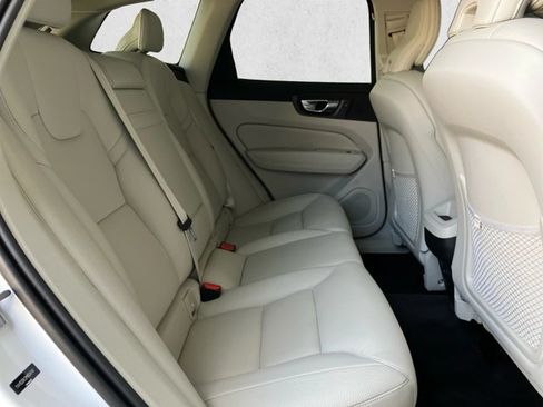 Used 2021 Volvo XC60 T5 Momentum w/ Premium Package FWD image 19