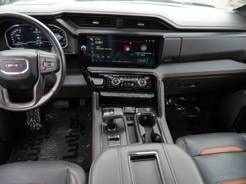 Used 2022 GMC Sierra 1500 AT4 w/ AT4 Premium Package AWD/4WD image 10